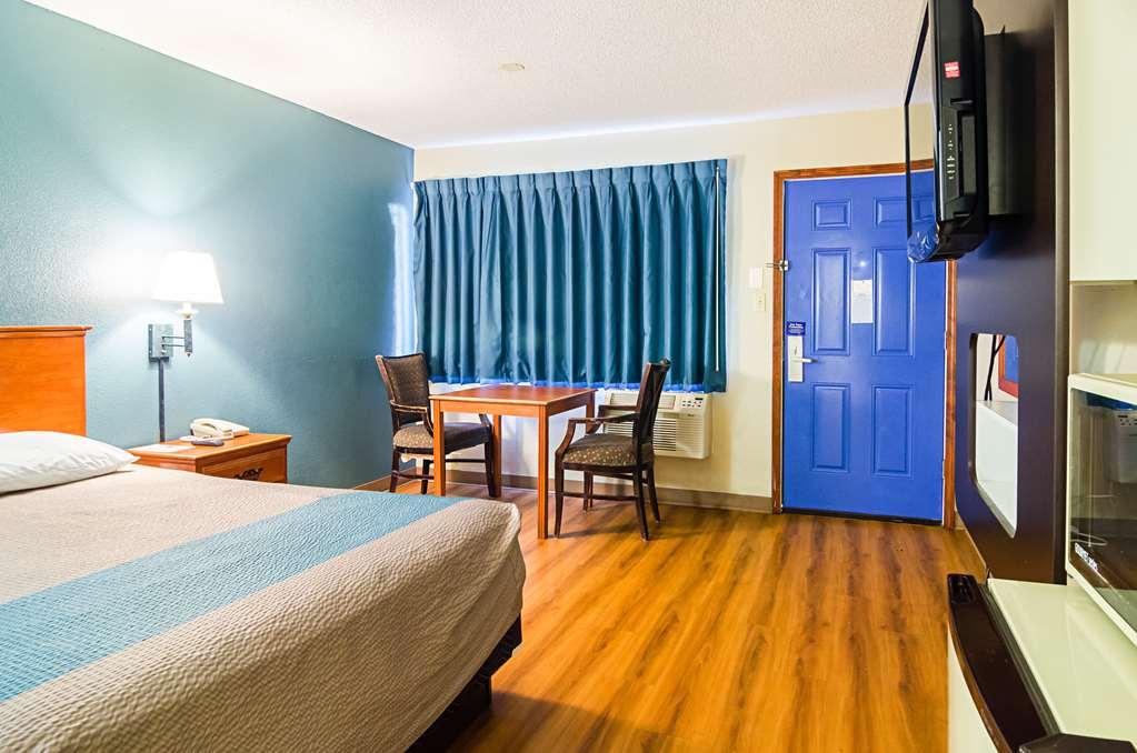 6 Downtown - Convention Center 2*