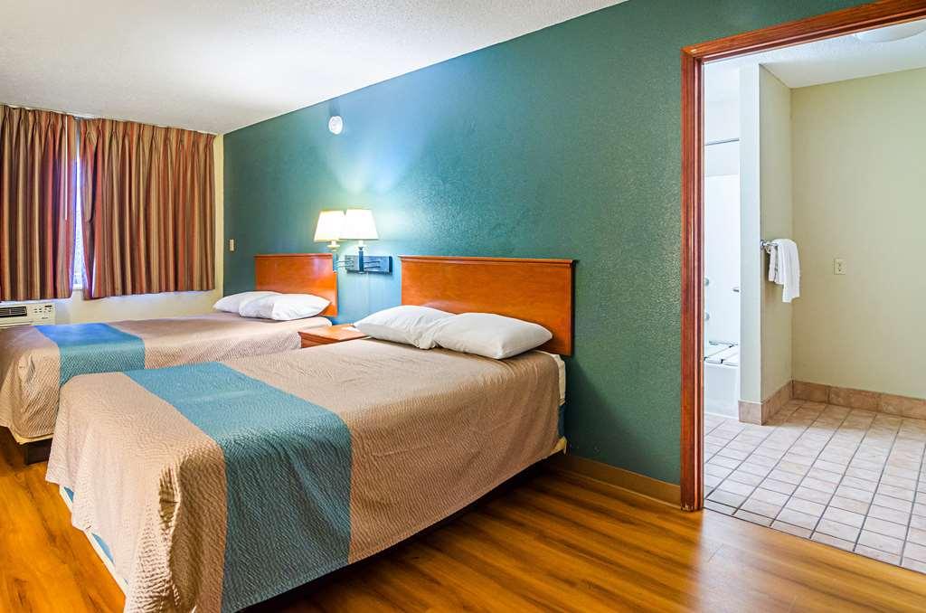 Hotel 6 Downtown - Convention Center 2*
