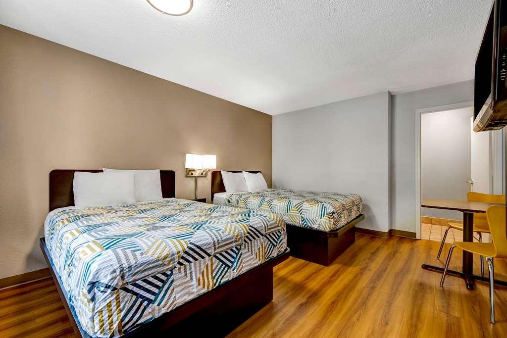 6 Downtown - Convention Center 2*