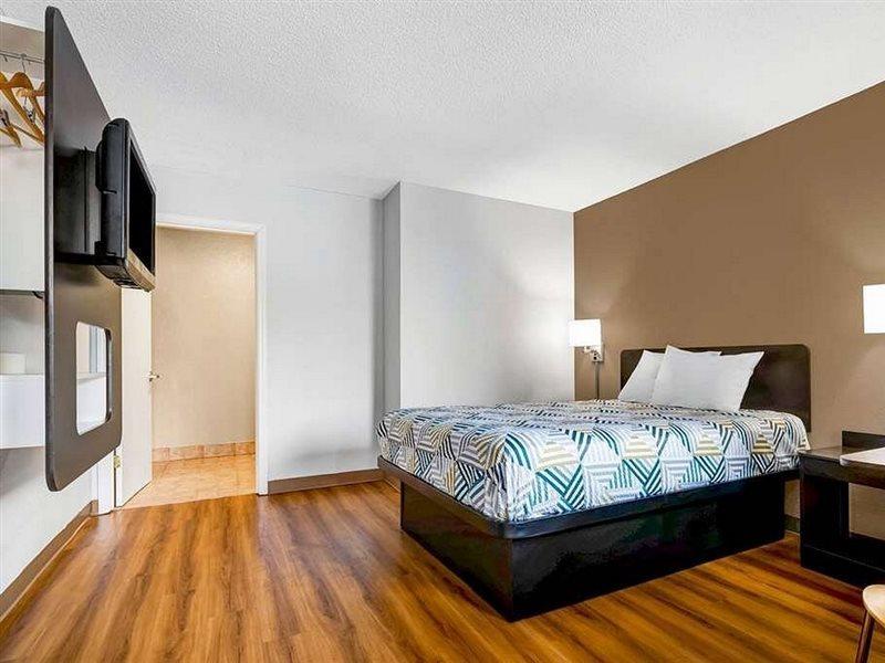 6 Downtown - Convention Center 2*