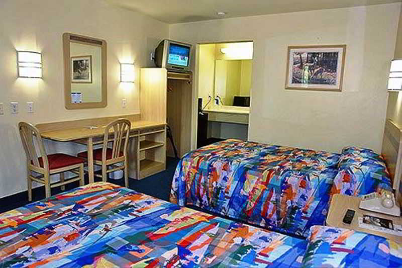 6 Downtown - Convention Center 2*