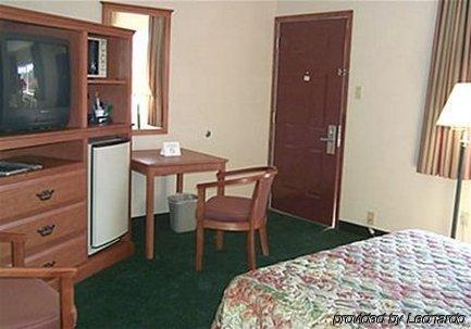 Hotel 6 Downtown - Convention Center 2*